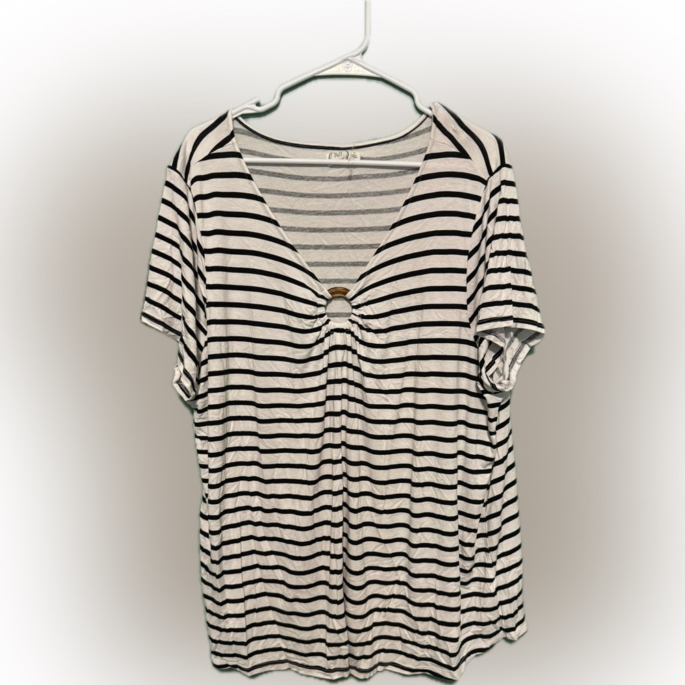 Maurice’s never worn top! Size 3. Super cute!